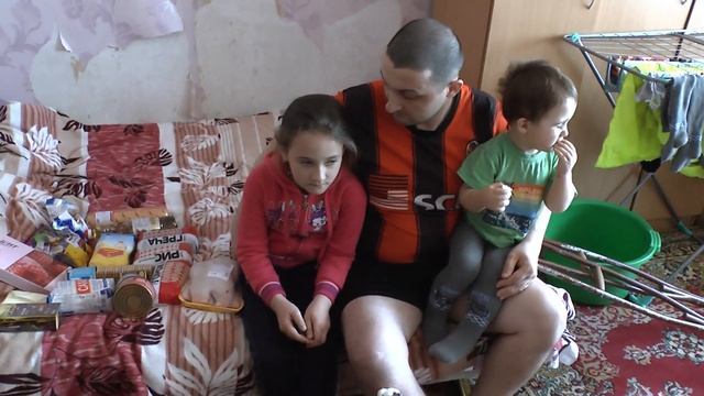 помощь жителя Ростова семье в Донецке смотреть онлайн