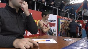 Взвешивание борцов до 38 кг.