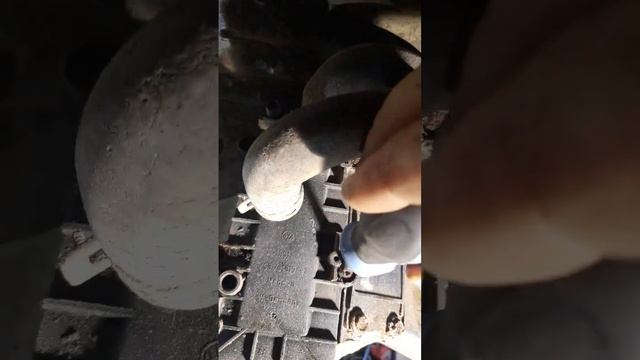 Легко выкрутить ржавый саморез из пластика. смотреть онлайн