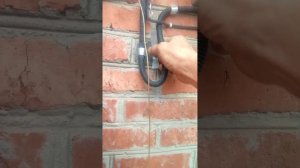 как можно крепить гофру трубы кабеля к стенке почти что даром