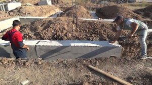 Установка ФБС блоков ленточного фундамента