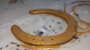 красим золотую подкову