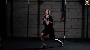 Выпады с гантелей на груди