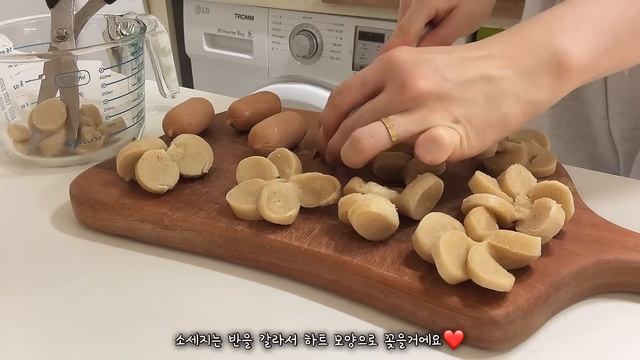 ENG|자취vlog|대왕 참치 김밥과 닭꼬치?소떡소떡 만들어 불닭볶음탕면과 먹기?곰돌이 오트밀 쿠키 베이킹. 퀘사디아와 샐러드 파스타?비 오는 날 실내 데이트와 귀여운 동물들