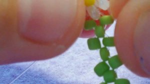 кольцо из бисера с ромашкой в технике крестик