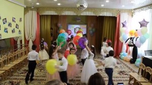 Танцевальная композиция на выпускном утреннике "Танец с шарами"