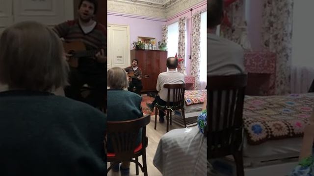 Пётр Налич поёт для жителей хосписа в селе Поречье-Рыбное