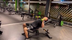 Разведения рук лежа с гантелями на наклонной скамье, изоляция груди — техника выполнения упражнения