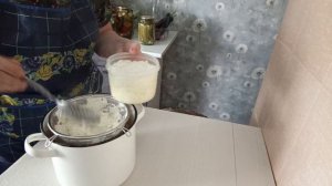 Занимаюсь заготовками и варю сыр....