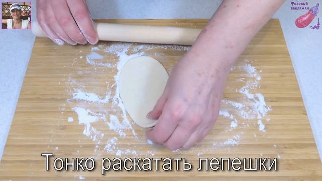 Домашний индийский лаваш Чапати с начинкой на сковороде. Домашние Лепешки с сыром и зеленью.