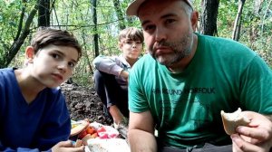 Делаем в лесу секретный лагерь. Строим большую землянку в лесу. Готовим курицу в земляной печи