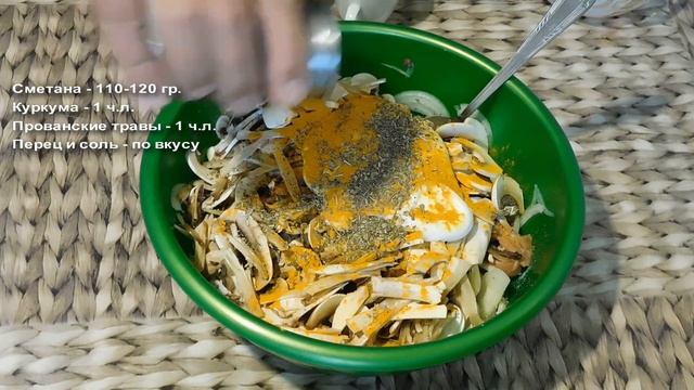 Куриная печень с грибами и луком, тушеные в сметане на сковороде