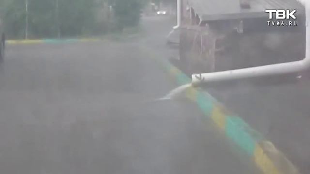 Двор на ул. 60 лет Октября во время дождя смотреть онлайн