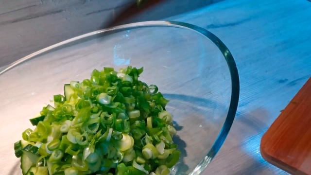 Салат со шпинатом, огурцом и яйцами