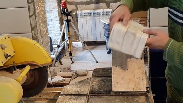 искусственный камень: установка розеток и выключателей.