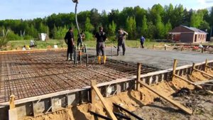 Заливка монолитной плиты фундамента под дом с плоской крышей в Петергофе