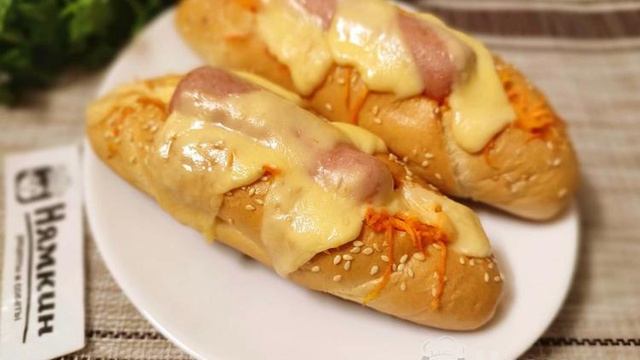 Домашние хот-доги с сосисками и морковью по-корейски