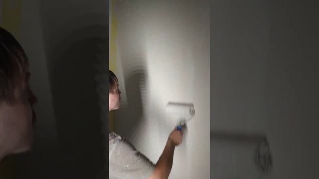 Нанесение шпаклёвки валиком