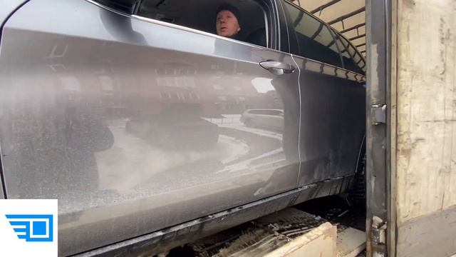 Как происходит процесс погрузки легкового автомобиля в кузов грузовика для перевозки по России