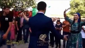 Чеченские красавицы танцуют .