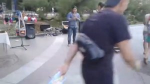 Мужчина играет на флейте