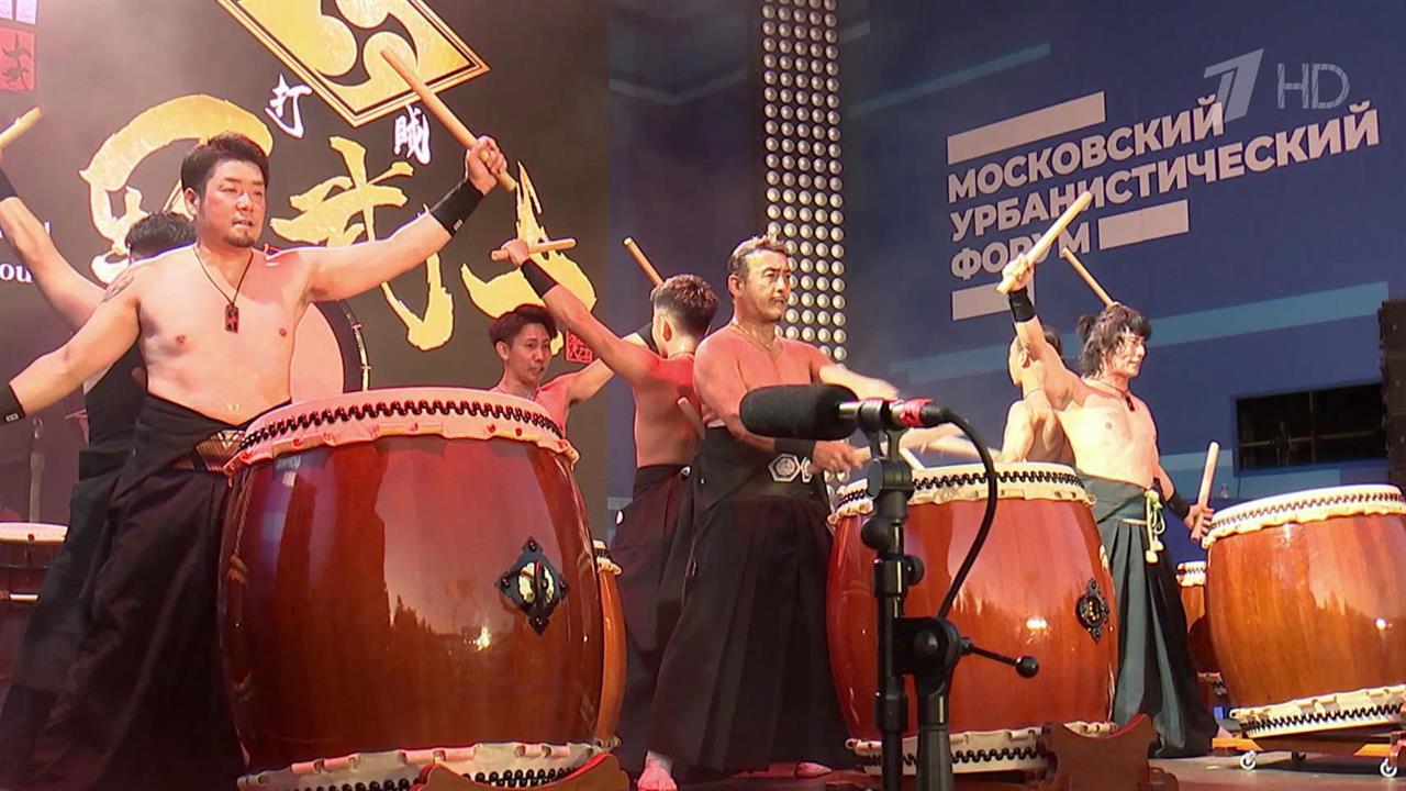 Финальный аккорд уличной программы Чеховского фестиваля - выступление японских барабанщиков