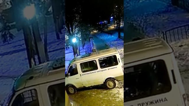 Дружинники и казаки под покровом ночи демонтируют памятники героям в Звенигороде смотреть онлайн