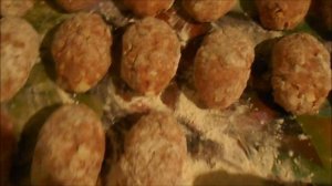? Котлеты из мясного фарша с капустой и рисом на овощной подложке