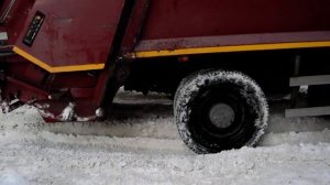 Мусоровоз КОРМЗ ЭКО-М315К55 на шасси КамАЗ-53605-А4 (Т 550 ХМ 22). Работа и увязли.