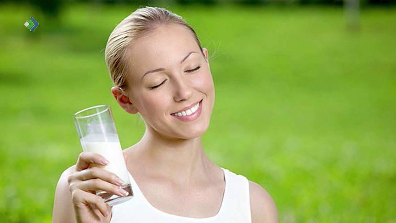 Самый нежирный кефир. Кефир здоровье. Полезные свойства кефира. Девушка с кефиром. Кефир.