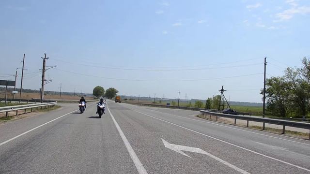 Suzuki gsxr vs Yamaha r1 смотреть онлайн