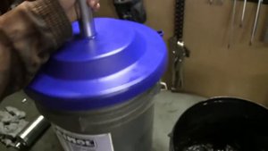 Обзор и тестирование ручного нагнетателя смазки Pressol 17820 с различными ведрами