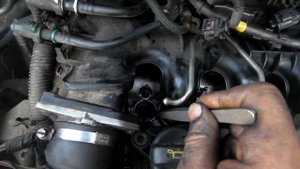 Пежо Партнёр 1. 6 DCI. Замена сальников колодцев форсунок.