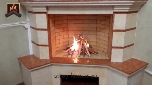 Угловой мраморный камин с большой открытой топкой из кирпича в коттедже: монтаж под ключ недорого