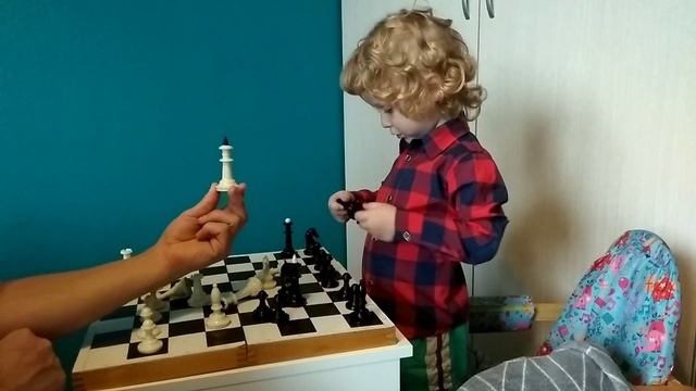 УЧИМ ФИГУРЫ В ШАХМАТАХ! Как научит ребёнка играть в шахматы? Игра в шахматы интересна детям в 3 год