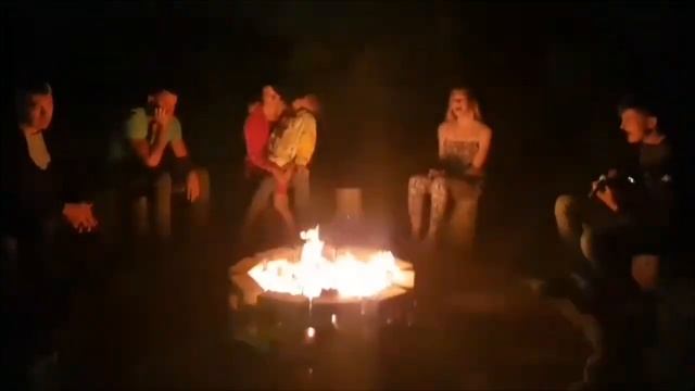 Вся семья в сборе . Поем на даче у костра . смотреть онлайн