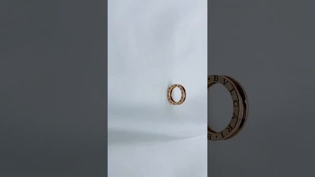 Золотое кольцо в стиле BVlgari