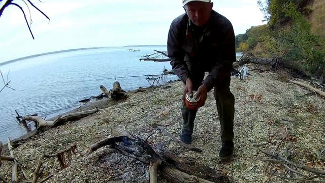 Октябрь, рыбалка на водохранилище фидером, хороший клев плотвы. Обед на костре. смотреть онлайн