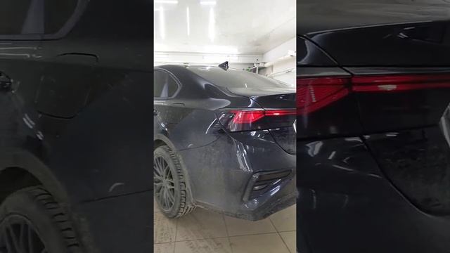 Kia Cerato - тонировка стекол и фонарей, оклеили в черный глянец окантовку радиатора