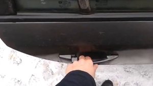 Видео: Как открыть заднюю правую дверь в Opel Astra H?