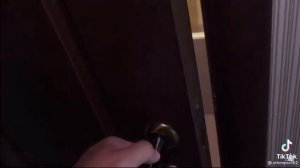 желейный Медведь Валера моется в ванной