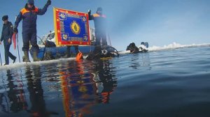 Погружение знамени Академии ФСИН России на дно озера Байкал