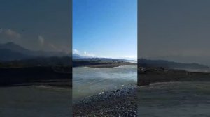 Река впадает в море. Абхазия
