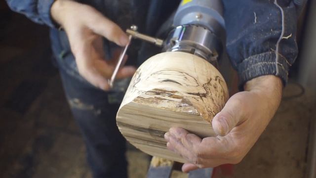 Фантазийная текстура дерева. Точение чаши из красной рябины смотреть онлайн