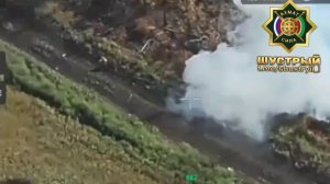 Боец ВС РФ сбивает FPV дрон ВСУ прикладом