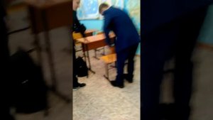 Школьник упал со стула