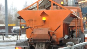Камаз пескосолеразбрасыватель и рабочий видео.