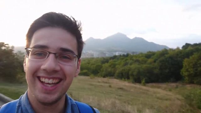 Волонтер говорит: Пошли фоткаться на Ворота любви! смотреть онлайн