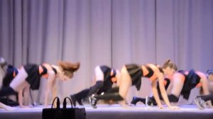 Правильные Пчёлки и Винни пух. Оренбург. Школьный детский театр. Девушки танцуют TWERK