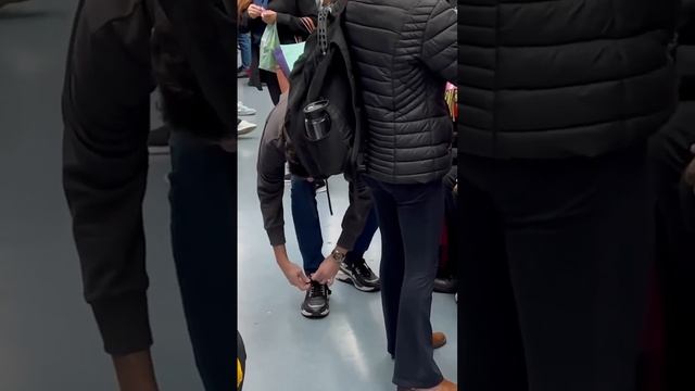 Прикол метро парень с ребенком разводит девушек смотреть онлайн